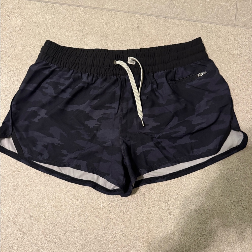VUORI Black Watercolor Camo Clementine Shorts - Large